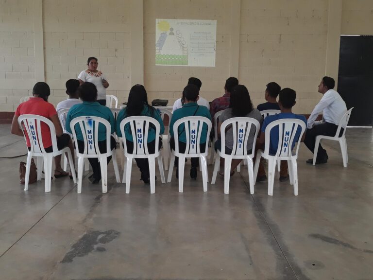 Capacitación a los grupos de jóvenes integrados por la Oficina Municipal de la Juventud de la municipalidad de las Cruces, Petén