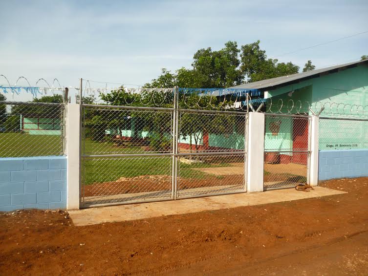 Construcción muro perimetral escuela Barrio Buena Vista, Santa Ana, Petén