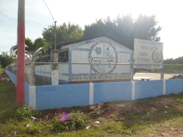 Construcción muro perimetral, escuela Barrio El Triunfo, Santa Ana, Petén.