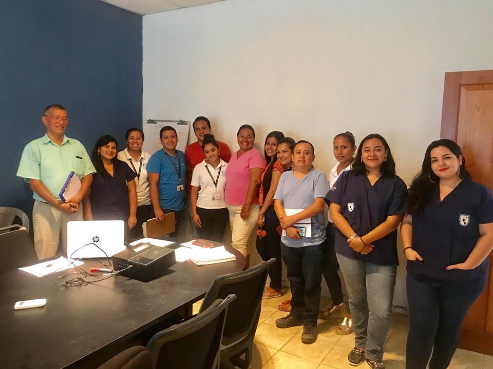 ESTUDIANTES DE UNIVERSIDAD PANAMERICANA CAPACITAN A PERSONAL DEL COREDUR PETÉN