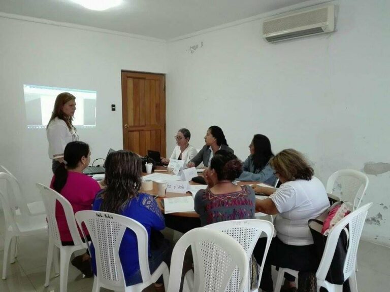 REUNIÓN DE LA COMISIÓN DE LA MUJER, CONSEJO DEPARTAMENTAL DE DESARROLLO URBANO Y RURAL DE PETÉN